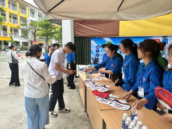 Hỗ trợ thí sinh tại điểm thi trong ngày làm thủ tục thi. Ảnh: PV