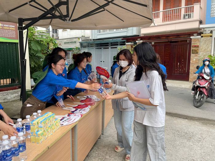 Các thí sinh được trao những món quà nhỏ thiết thực trong ngày nắng nóng. Ảnh: PV