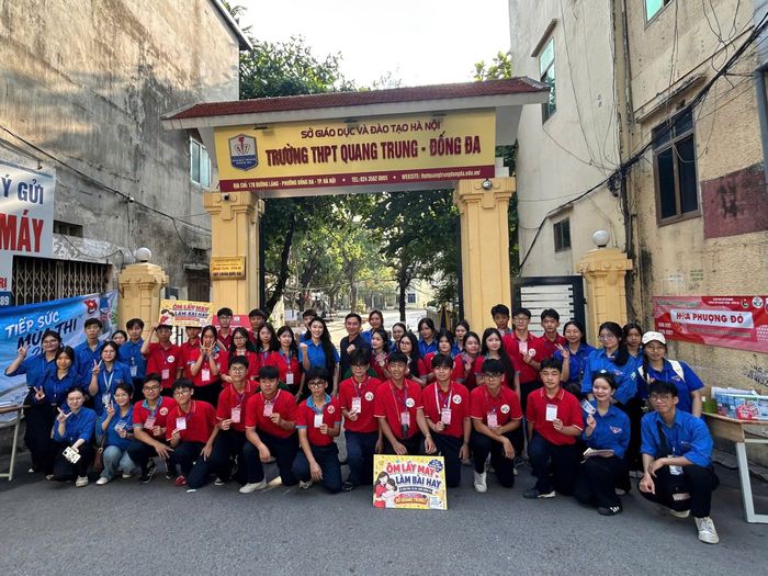 Đoàn phường Đống Đa thể hiện khí thế, quyết tâm cho mùa tuyển sinh thành công. Ảnh: PV