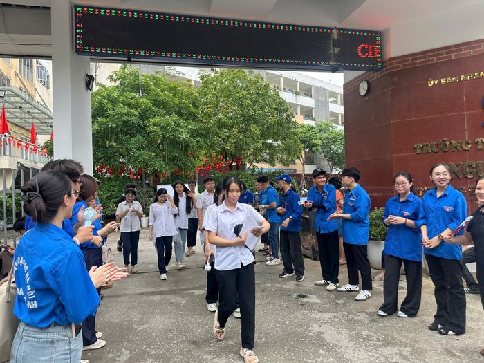 Lực lượng tình nguyện viên sẵn sàng hỗ trợ thí sinh.