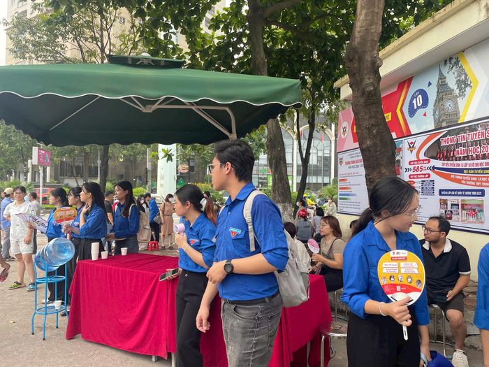 Trạm tiếp sức với nước uống và quạt mát đã sẵn sàng phục vụ sĩ tử trước cổng trường.