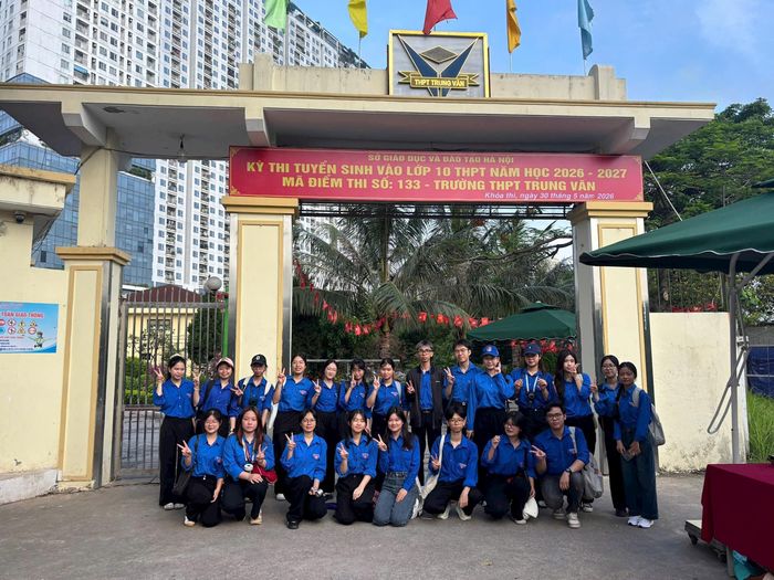 Đội hình thanh niên tình nguyện "Tiếp sức mùa thi" sẵn sàng làm nhiệm vụ hỗ trợ thí sinh và phụ huynh tại điểm thi THPT Trung Văn.