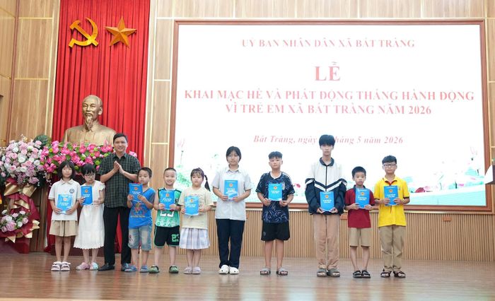 Đồng chí Dương Đăng Hòa, Phó Chủ tịch UBND xã Bát Tràng tặng quà các em thiếu nhi. Ảnh: Phương Lộc