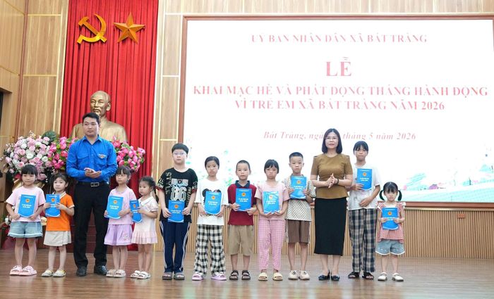 Những món quà tiếp thêm động lực để các em vươn lên trong học tập và cuộc sống. Ảnh: Phương Lộc