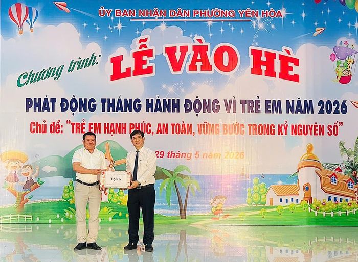 Đại diện Trung tâm Công tác xã hội và Quỹ Bảo trợ trẻ em Hà Nội trao quà cho UBND phường Yên Hòa. Ảnh: PV