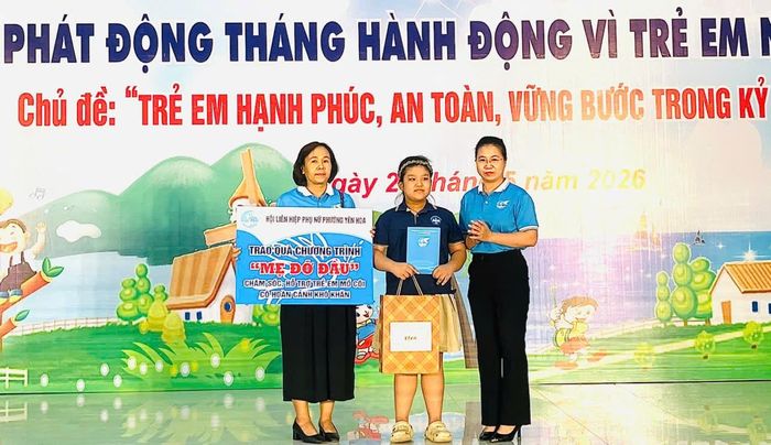 Hội Liên hiệp Phụ nữ phường Yên Hòa trao quà cho thiếu nhi có hoàn cảnh khó khăn. Ảnh: PV
