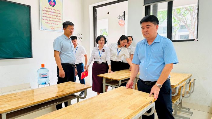 Các phòng thi đã được bố trí đầu đủ hệ thống bàn, ghế, chiếu sáng phục vụ thí sinh tham dự kỳ thi. Ảnh: Thành Luân