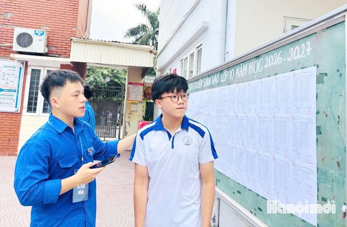 Đoàn Thanh niên phường Kiến Hưng hỗ trợ thí sinh tại điểm thi Trường THCS Phú La .Ảnh: Tuấn Điệp