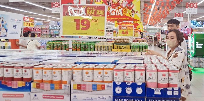 Người tiêu dùng mua hàng hóa tại siêu thị. Ảnh: Hoài Nam