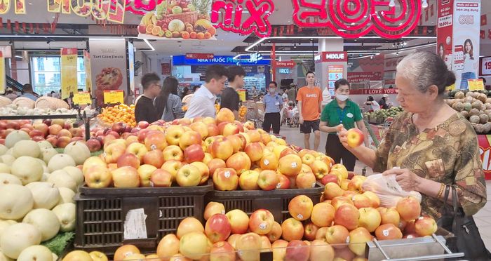 Người tiêu dùng mua hàng hóa tại siêu thị. Ảnh: Hoài Nam
