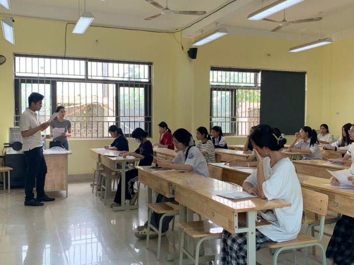 Các thí sinh nghe phổ biến quy chế thi. Ảnh: ĐH