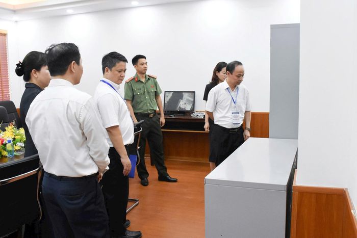 Kiểm tra khu vực bảo quản đề thi. Ảnh: Phạm Thảo.