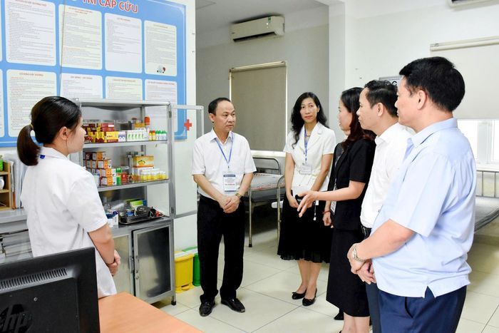 Kiểm tra phòng y tế. Ảnh: Phạm Thảo. 