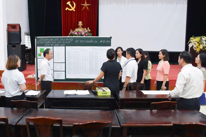 Kiểm tra khu vực làm việc của điểm thi. Ảnh: Phạm Thảo. 