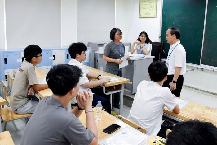Phó Giám đốc Sở GD-ĐT Hà Nội Nguyễn Quang Tuấn động viên giáo viên, học sinh tại điểm thi Trường THCS Nguyễn Du (phường Hoàn Kiếm). Ảnh: Phạm Thảo. 