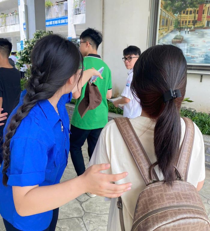 Các đoàn viên, thanh niên, tình nguyện viên phường Thượng Cát hướng dẫn thí sinh đến đúng điểm thi, phòng thi