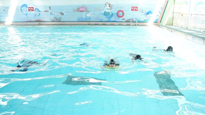 Các lớp học giúp các em tự tin hơn khi tham gia các hoạt động dưới nước. Ảnh: CH