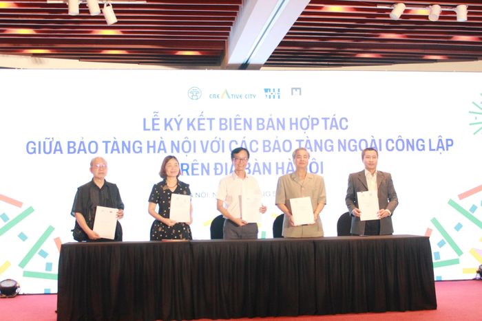 Các đơn vị ký kết biên bản ghi nhớ hợp tác (MOU) nhằm tăng cường kết nối tour, tuyến du lịch giữa các bảo tàng và doanh nghiệp lữ hành. Ảnh: Vi Giáng