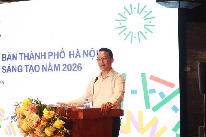 Ông Nguyễn Xuân Thiết, Giám đốc điều hành Bảo tàng Nghệ thuật Kính màu trao đổi tại chương trình. Ảnh: Vi Giáng