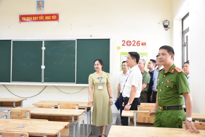 Phó Chủ tịch UBND xã Phù Đổng Nguyễn Đình Quang và các thành viên Ban Chỉ đạo công tác tuyển sinh của xã kiểm tra cơ sở vật chất tại điểm thi THCS Thị trấn Yên Viên. Ảnh: PV