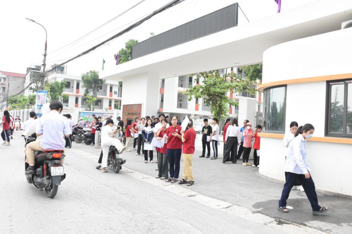Sáng 29-5, các thí sinh đã hoàn thành thủ tục dự thi tại điểm THPT Yên Viên. Ảnh: PV