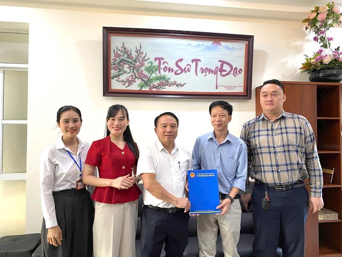 Lãnh đạo xã Thiên Lộc tặng quà, động viên lực lượng làm nhiệm vụ tại điểm thi Trường THPT Bắc Thăng Long. Ảnh: Tú Linh