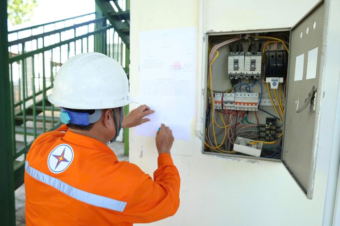 Nhân viên điện lực kiểm tra kỹ lưỡng các đường dây, ổ điện,... để bảo đảm điều kiện tốt nhất phục vụ kỳ thi. Ảnh: PV