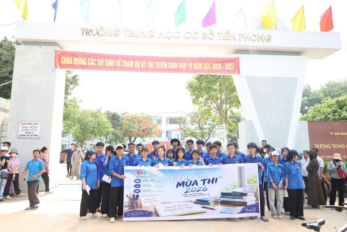 Đông đảo thanh niên tình nguyện tham gia tiếp sức mùa thi. Ảnh: PV