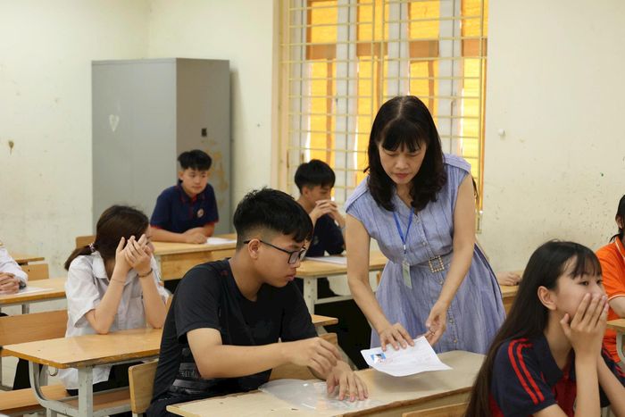 Những thắc mắc của thí sinh đều được cán bộ coi thi giải thích kỹ lưỡng. Ảnh: PV