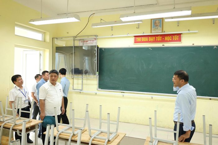 Phó Chủ tịch UBND xã Mê Linh Trần Sỹ Đạt kiểm tra tại các phòng thi. Ảnh: PV