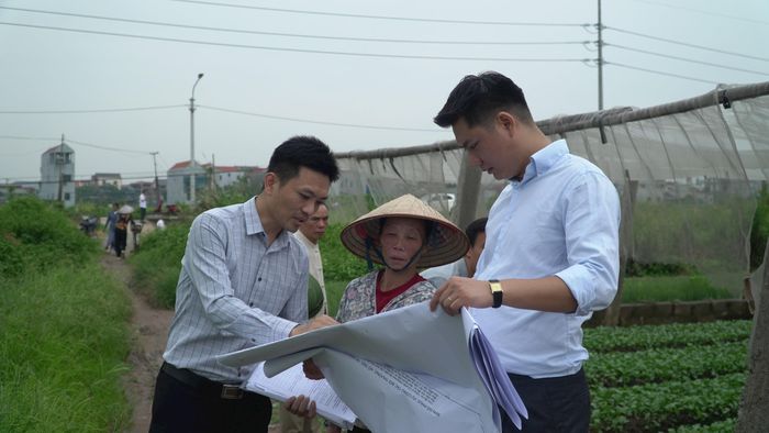 Ông Phạm Hồng Đức, chuyên viên Ban Quản lý dự án đầu tư - hạ tầng xã Chương Dương (áo trắng) cùng tổ công tác thực hiện kiểm đếm. Ảnh: Duy Anh