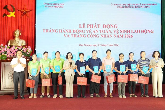 Lãnh đạo xã Đan Phượng tặng quà cho công nhân lao động có hoàn cảnh khó khăn nhân Tháng Công nhân 2026. Ảnh: Thiên Tú
