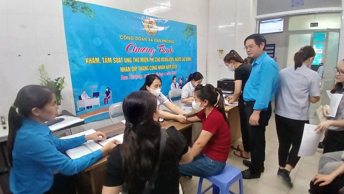 Chương trình khám, tầm soát ung thư miễn phí cho công nhân lao động xã Đan Phượng. Ảnh: Hoàng Thanh