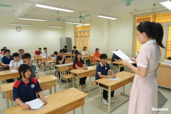 Cán bộ phổ biến quy chế thi và rà soát thông tin thí sinh theo đúng quy định.