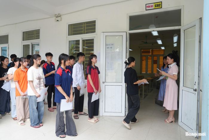 Thí sinh xếp hàng vào phòng thi tại Điểm thi THCS Tiền Phong, xã Mê Linh, Hà Nội sáng 29-5.