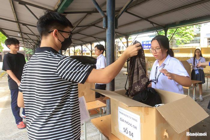 Thí sinh được hướng dẫn tận tình quy trình vào điểm thi, vật dụng được mang vào khu vực thi...