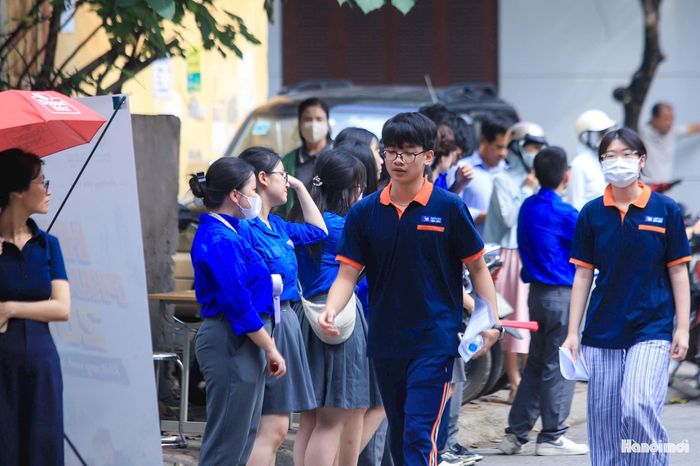Ngay từ sớm tại Điểm thi THPT Yên Hòa, Hà Nội, đã có rất nhiều thí sinh đến làm thủ tục dự thi tuyển sinh vào lớp 10 năm học 2026-2027.