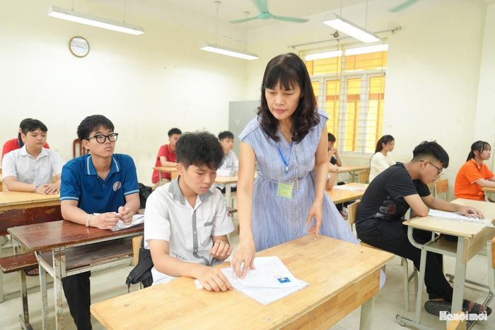 Giám thị kiểm tra thẻ dự thi, nhắc nhở thí sinh về quy chế thi.