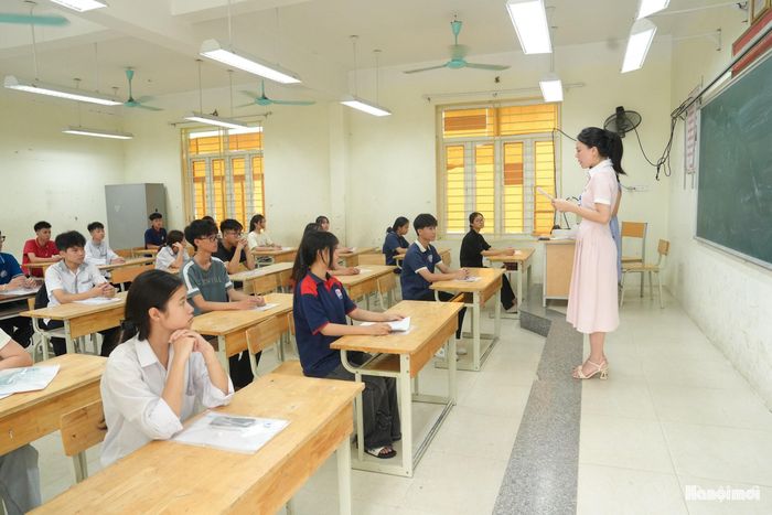 Tổng số cán bộ, giáo viên, nhân viên và lực lượng phục vụ tham gia làm nhiệm vụ tại các điểm thi trên toàn thành phố khoảng 18.000 người. Bên cạnh đó, thành phố cũng huy động khoảng 2.000 cán bộ làm công tác thanh tra tại các điểm thi.