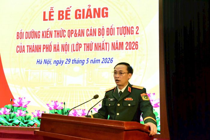 Thiếu tướng Lưu Nam Tiến, Chính ủy Bộ Tư lệnh Thủ đô Hà Nội phát biểu tại lễ bế giảng. Ảnh: Hữu Thu