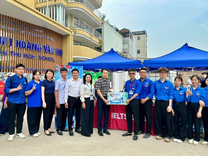 Lãnh đạo phường Hoàng Mai tặng quà, khích lệ lực lượng thanh niên tình nguyện hỗ trợ vòng ngoại tại Điểm thi Trường THPT Hoàng Văn Thụ. Ảnh: Trần Oanh