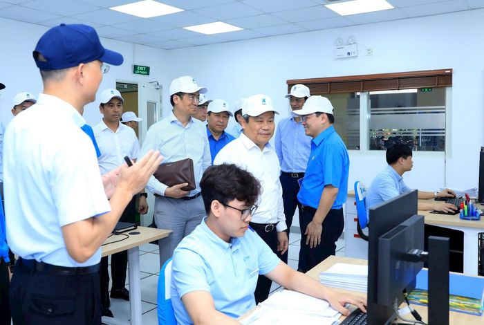 Chủ tịch UBND thành phố Hà Nội Vũ Đại Thắng cùng các đồng chí lãnh đạo Trung ương, thành phố thăm Công ty TNHH Hal Việt Nam. Ảnh: Đình Hiệp