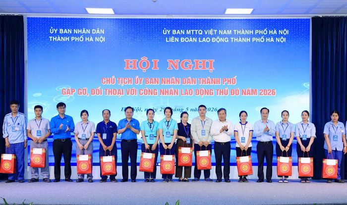Chủ tịch Tổng Liên đoàn Lao động Việt Nam Nguyễn Anh Tuấn và Chủ tịch UBND thành phố Hà Nội Vũ Đại Thắng tặng quà cho công nhân lao động. Ảnh: Đình Hiệp
