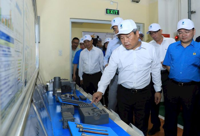 Chủ tịch UBND thành phố Hà Nội Vũ Đại Thắng cùng các đồng chí lãnh đạo Trung ương, thành phố thăm Công ty TNHH Hal Việt Nam. Ảnh: Đình Hiệp