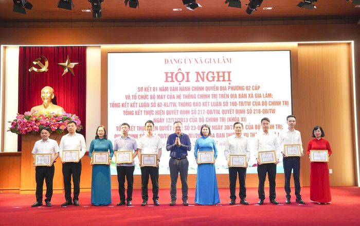 Lãnh đạo Đảng ủy xã Gia Lâm khen thưởng các tập thể, cá nhân có thành tích xuất sắc trong 1 năm vận hành mô hình chính quyền địa phương hai cấp. Ảnh: PV