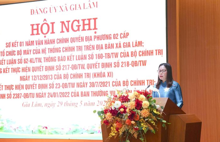 Phó Bí thư Thường trực Đảng ủy xã Gia Lâm Phùng Thị Hoài Hương báo cáo tóm tắt kết quả 1 năm vận hành chính quyền địa phương hai cấp. Ảnh: PV
