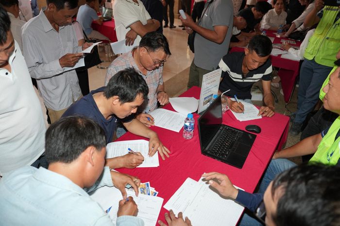 Người lao động tham gia Phiên giao dịch việc làm lưu động năm 2026. Ảnh: KT