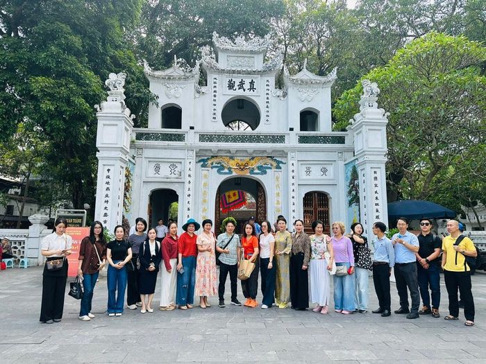 Đoàn khảo sát tại đền Quán Thánh, ngôi đền trấn phía Bắc kinh thành Thăng Long. Ảnh: Hoàng Quyên