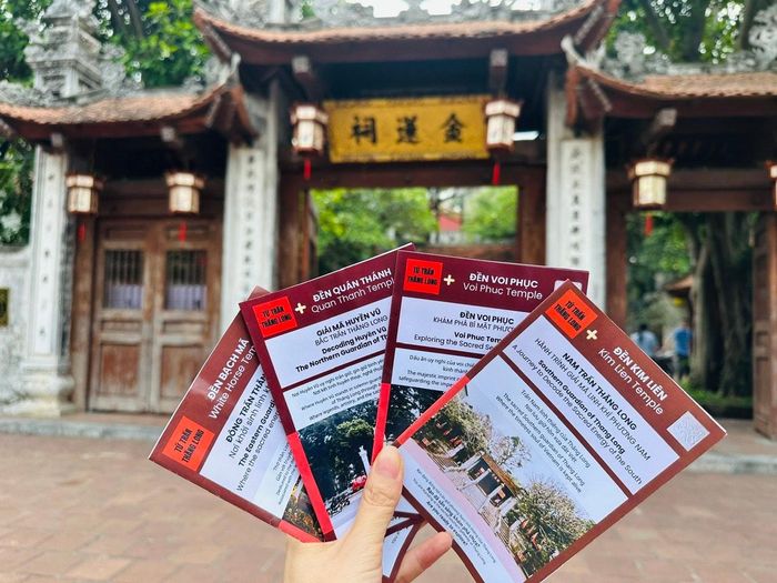 Mỗi thẻ tham quan Thăng Long tứ trấn có các câu đố để du khách giải mã. Ảnh: Hoàng Quyên