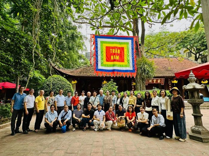 Đoàn khảo sát tại đền Kim Liên. Ảnh: Hoàng Quyên